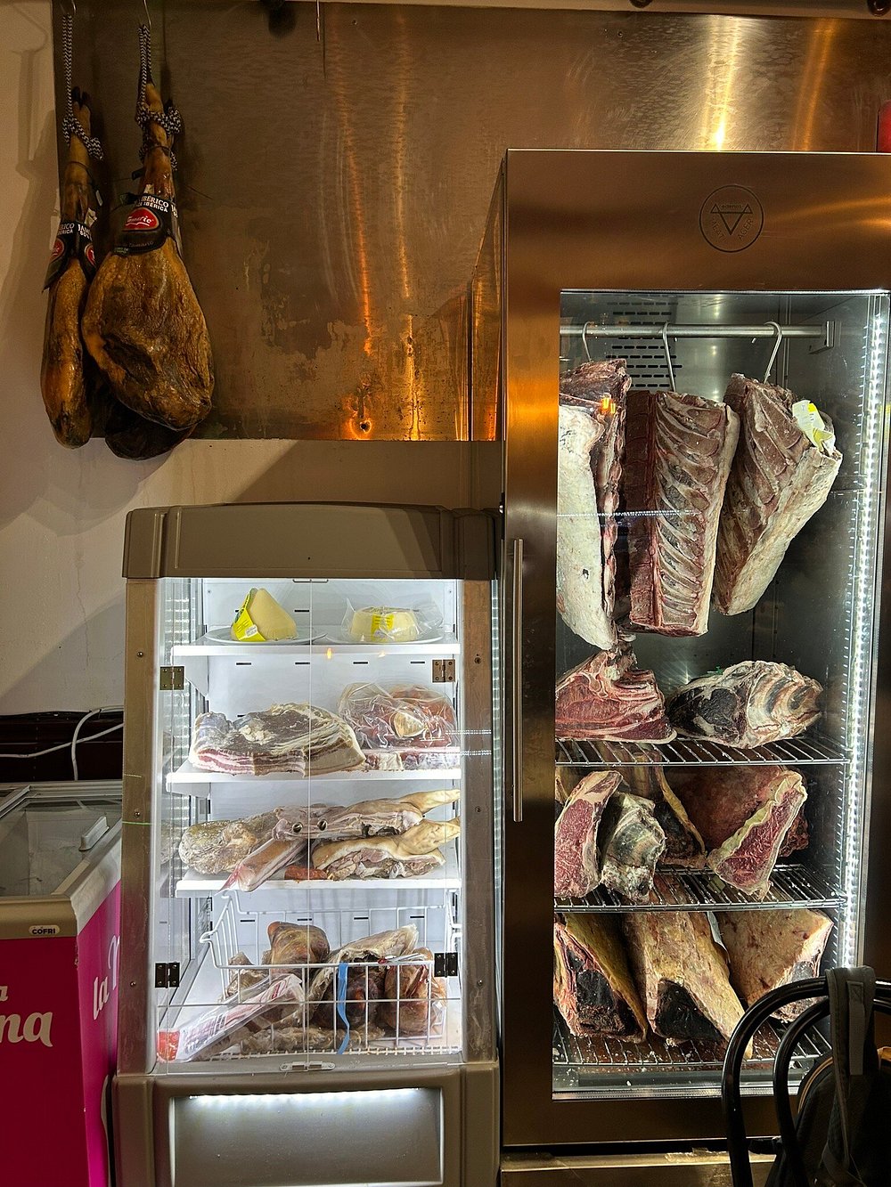 Vitrina de carnes y jamón
